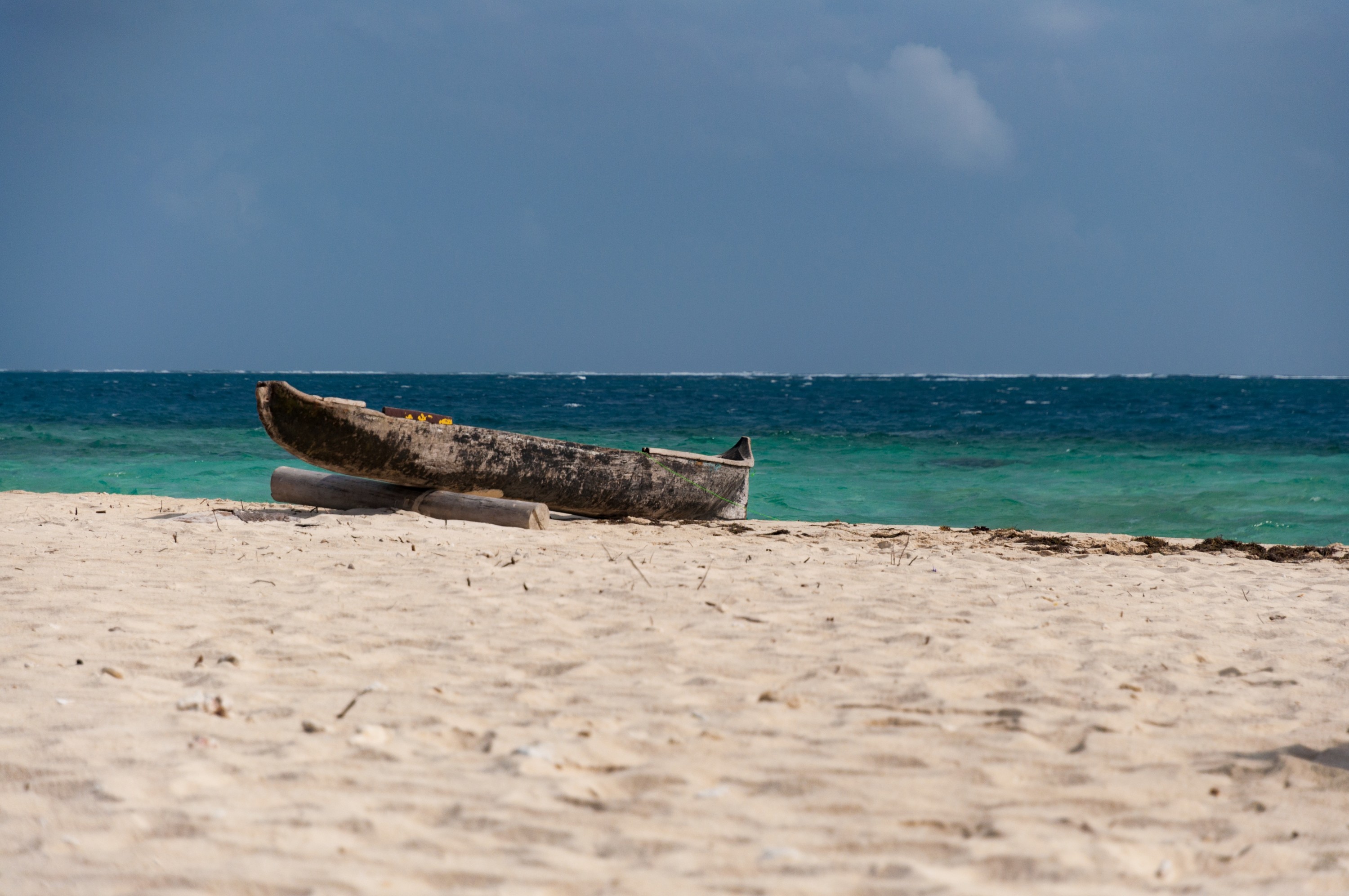 The Guna people, who have inhabited these islands for over 200 years, originally came from the northern coast of Colombia. They fled Spanish colonization in their ancestral lands, sailing to the San Blas in canoes. Having won independence from Panama in the early 20th Century, the Guna retain sovereignty over the archipelago and a strip of mainland on Panama’s northern coast.