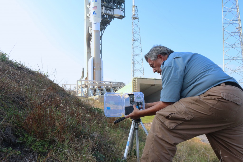Photographer Charles Twine sets his video camera’s homemade timer for launch. (Kelly Calagna/MEDILL)
