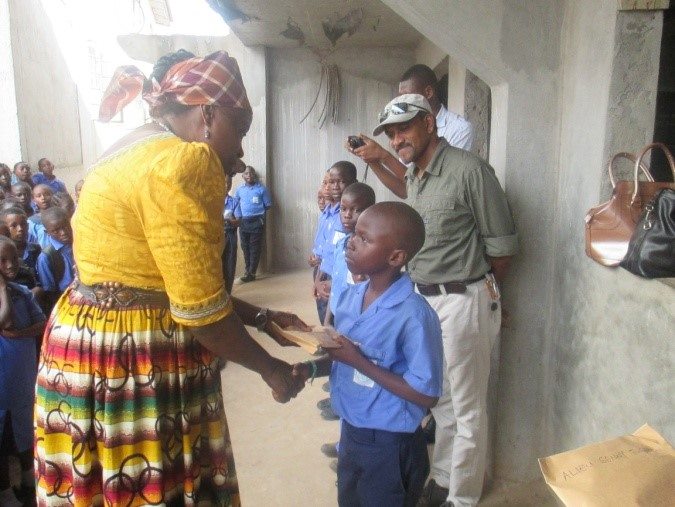 Logos Primary School scholarship recipients. (Photo courtesy the Tacugama Chimpanzee Sanctuary)