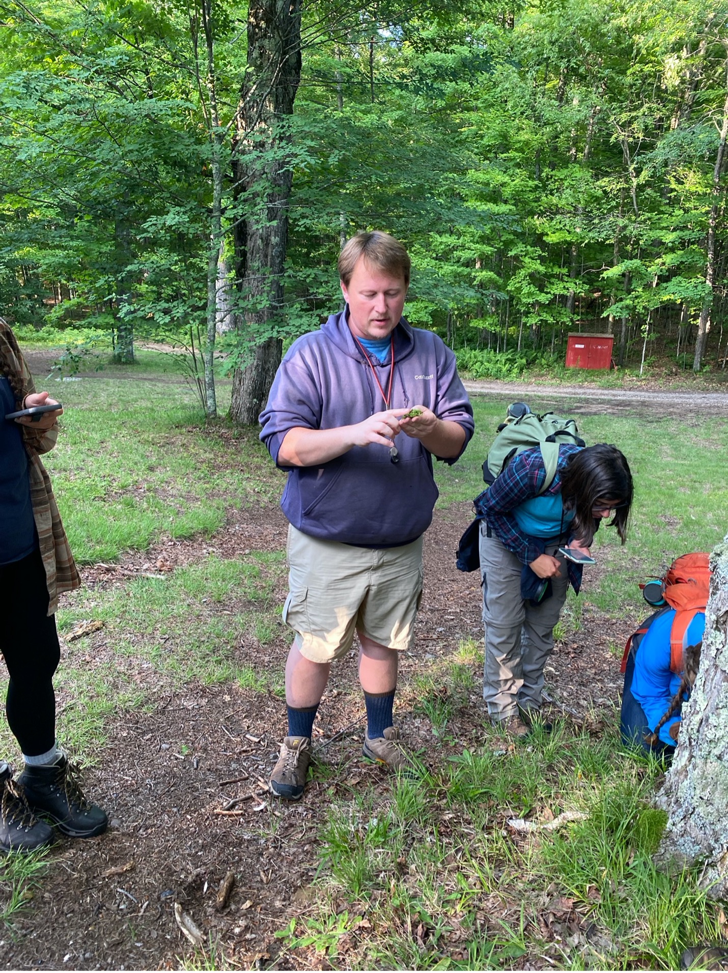 Moss specialist discussing a specimen he found to curious students.