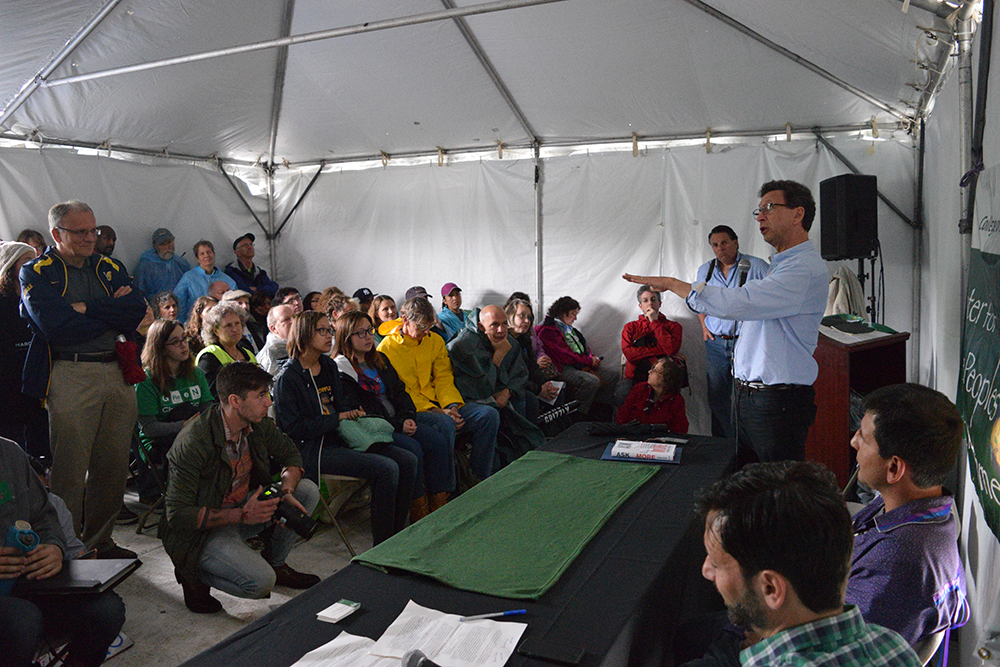 Frank Sesno engaged the audience in a conversation about telling the story of climate change. (Zoe Spielvogel/Planet Forward)